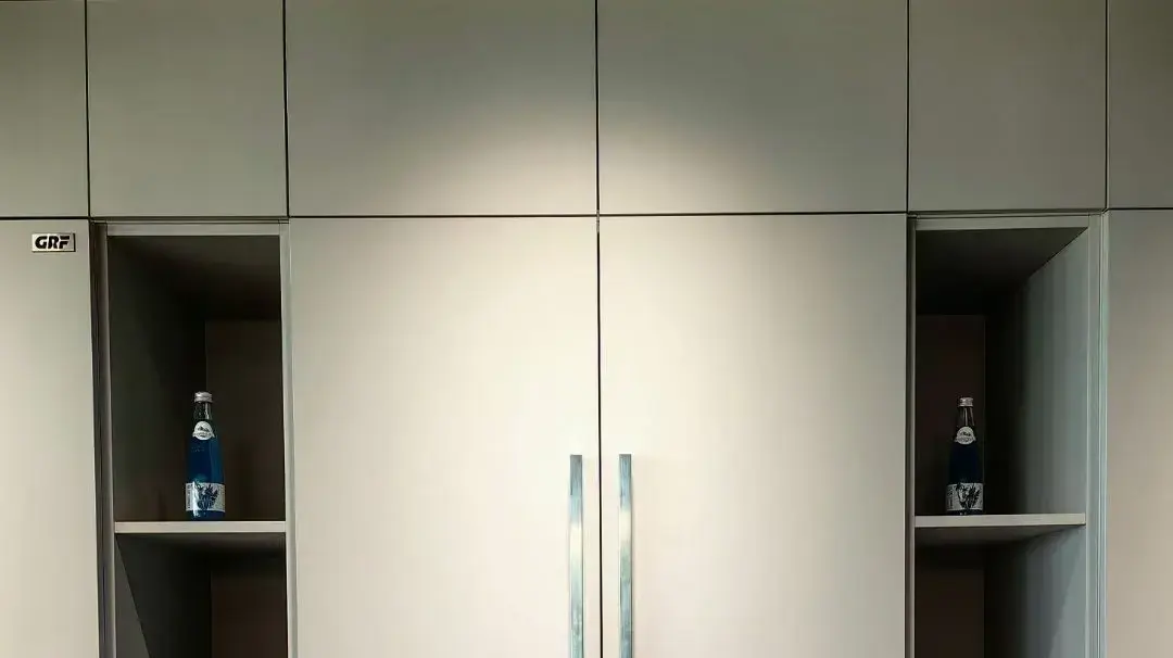 המקרר נטמע בארון - מקרר  מקפיא תחתון דגם FKGF546 קופרבוש, מחיר 25,000 שקל, להשיג באולמות התצוגה ובחנויות החשמל המובחרות