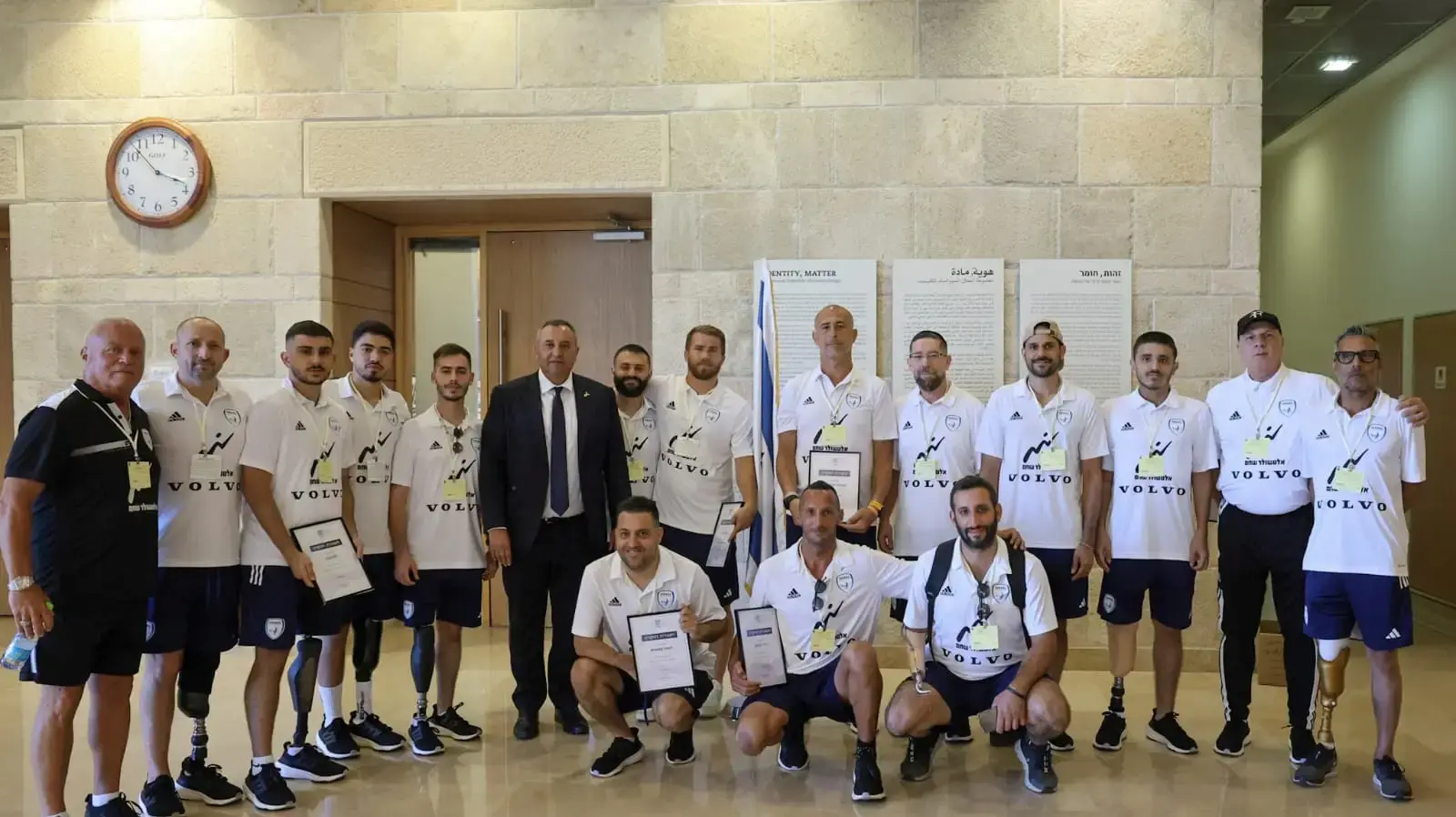 חבר הכנסת סימון דוידסון עם נבחרת ישראל בכדורגל קטועי גפיים