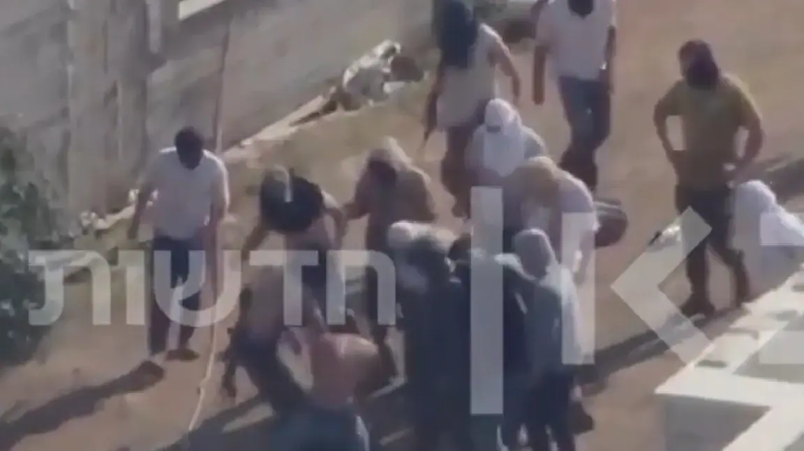 פעילי ימין קיצוני מכים את הצלם שאול גולן