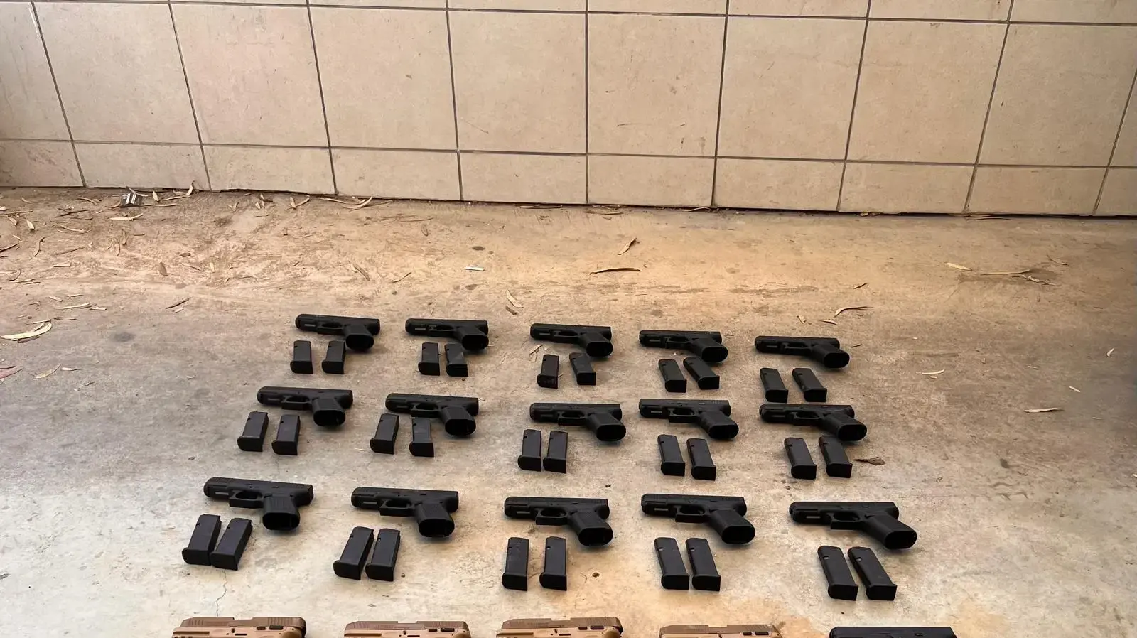 אקדחים שנתפסו במעבר "רבין"