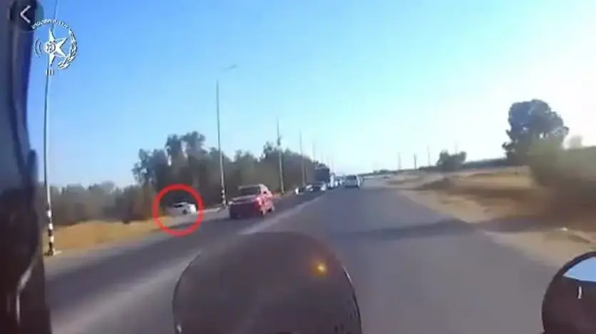 תיעוד מעצר של שלושה חשודים בגניבת רכב
