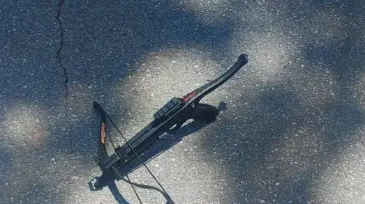 נשק חץ וקשת בו נעשה שימוש מחוץ לשגרירות ישראל בבלגרד