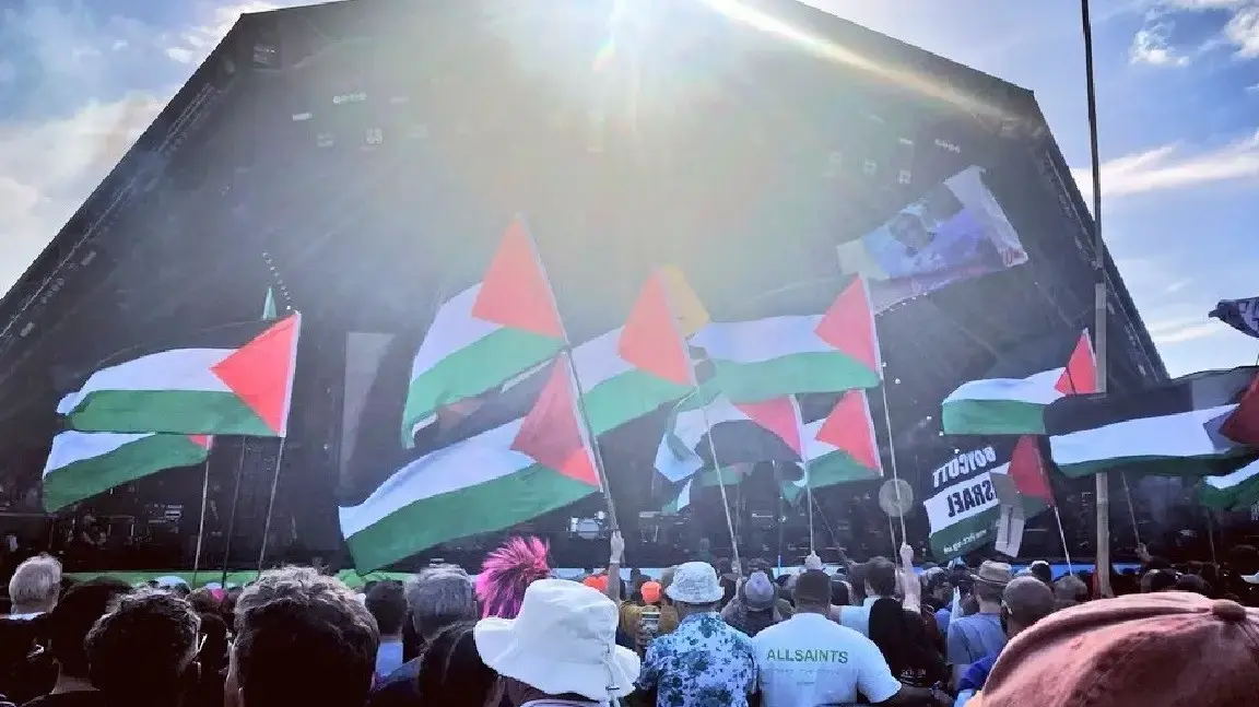 דגלי פלסטין בפסטיבל המוזיקה גלסטנברי