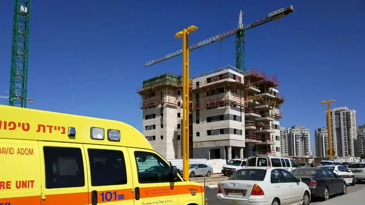 אמבולנס באתר בנייה, אילוסטרציה