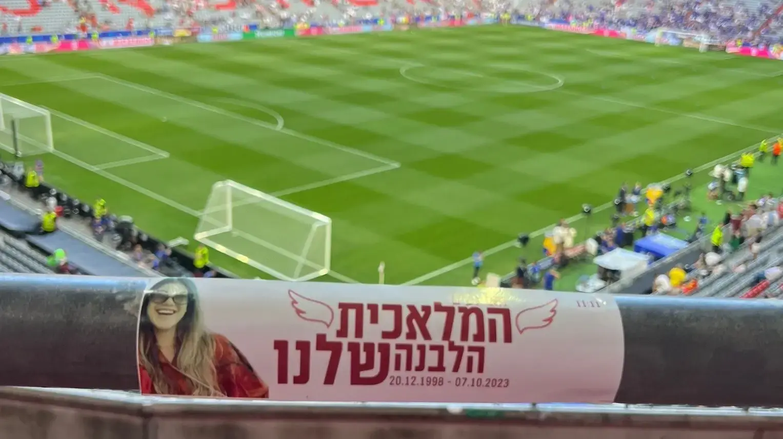 שלט לזכרה של מאי נעים נתלה באצטדיון אליאנץ ארנה לפני חצי גמר יורו 2024