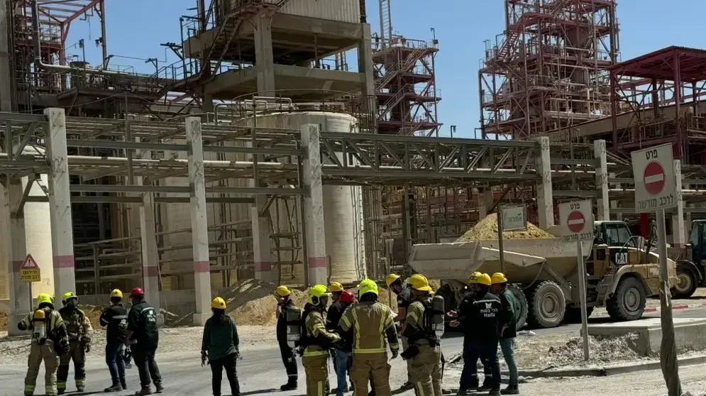 כוחות כבאות והצלה מחוץ למפעל חיפה כימיקלים ליד דימונה