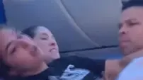 נוסעת נשכה דייל יונייטד איירליינס ותלשה חלק ממדיו