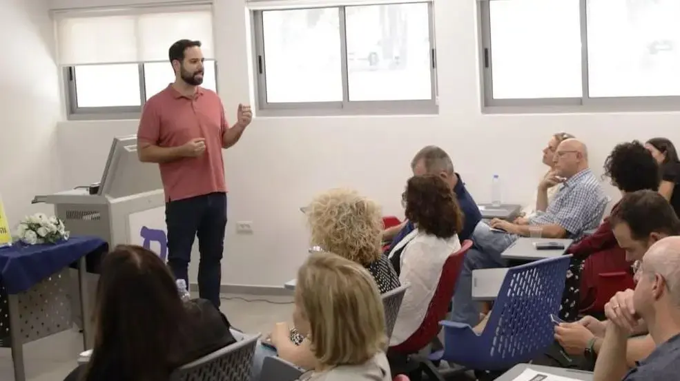 ד"ר עומר קינן בהרצאה למנהלי קהילות.