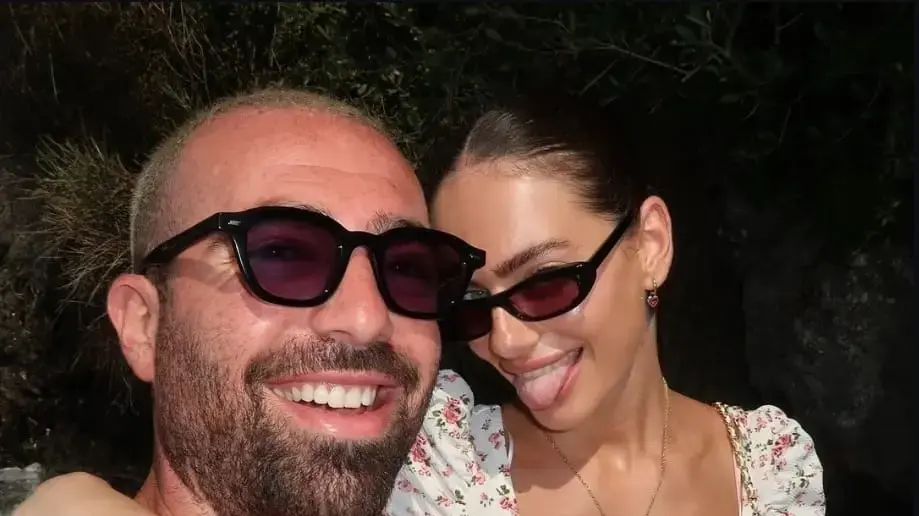 עומר אדם ויעל שלביה בחופשה