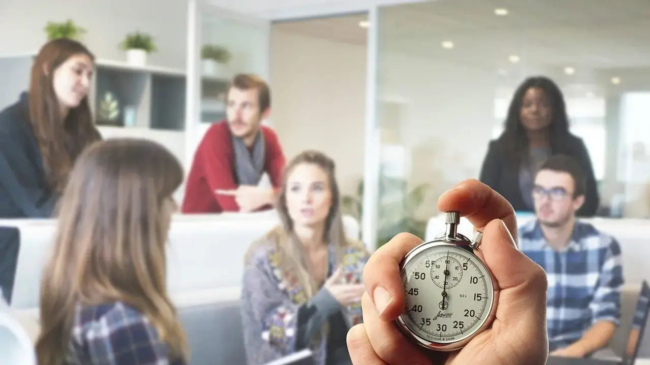 בסטארטאפ: קבלת החלטות מהירה ע"י מנכ"ל. בתאגיד: שרשרת אישורים סדורה וארוכה.