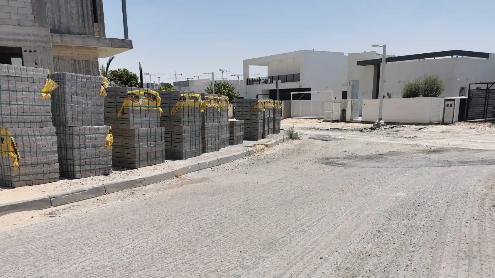 חבילות לבנים שהושארו ברחובות בשכונת כלניות