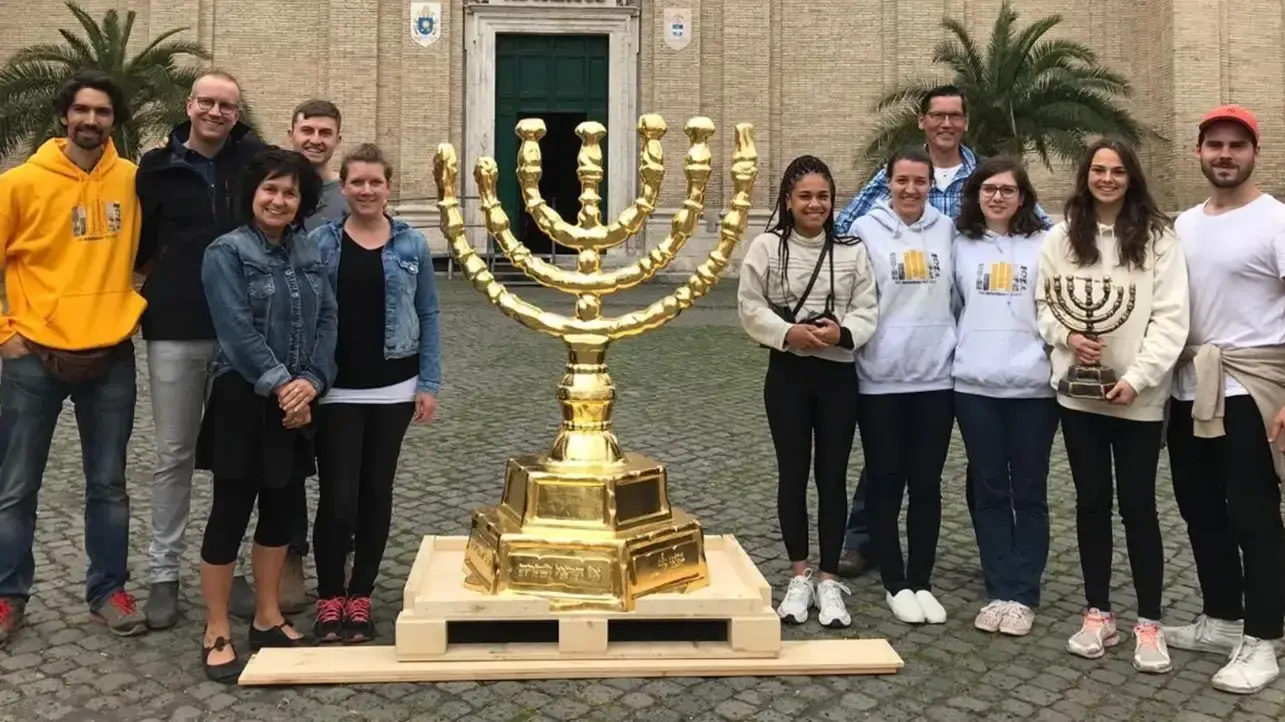 המנורה המוזהבת במשקל 120 ק"ג בדגם של המנורה המתוארת על קשת שער טיטוס ברומא, היער השחור