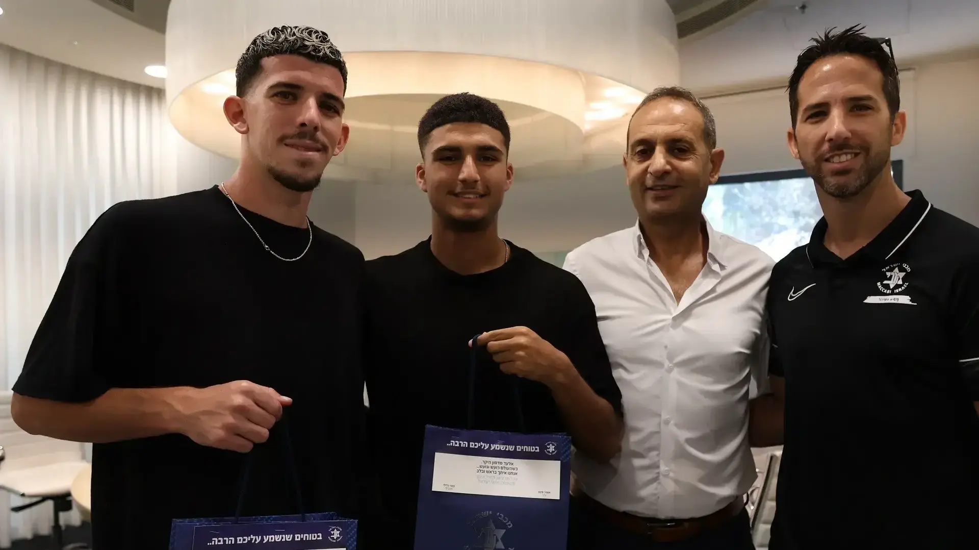 דור תורג'מן ליד אלעד מדמון עם נציגי מכבי ישראל
