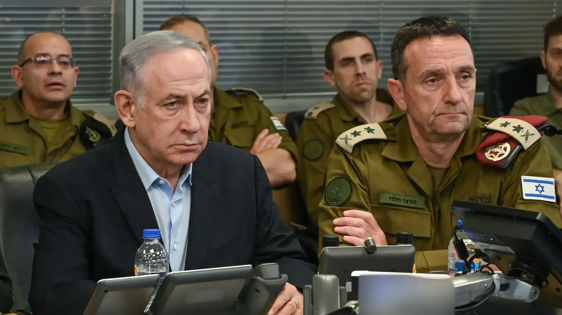 דיון אישור התוכניות המבצעיות בהששתפות, ראש הממשלה בנימין נתניהו, שר הביטחון יואב גלנט, הרמטכ"ל הרצי הלוי, ראש אמ"ן אהרון חליווה ועוד מספר גורמי ביטחון.20 ביולי 2024