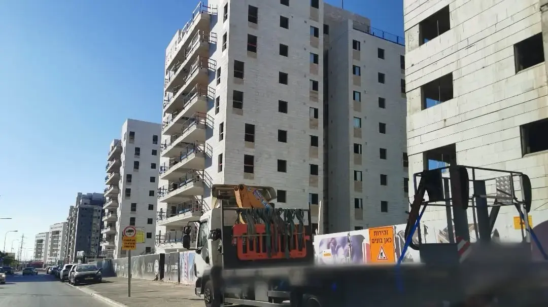 משאית ליד תמרור שאוסר על כניסת משאיות לרחוב בשכונת סיגליות