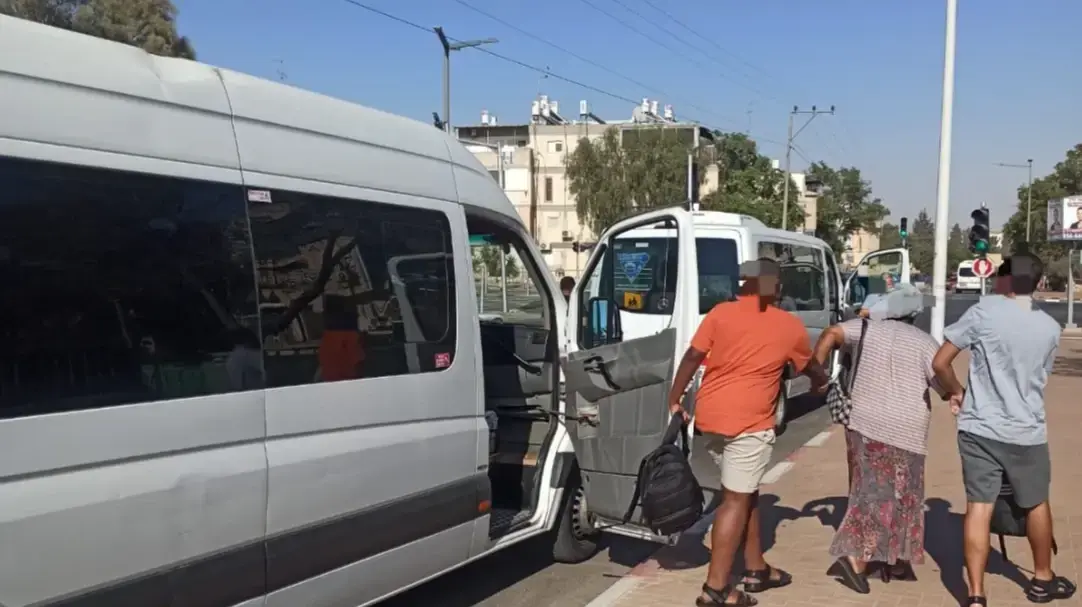 נוסעי רכב ההסעות יורדים ממנו לאחר מעצר הנהג