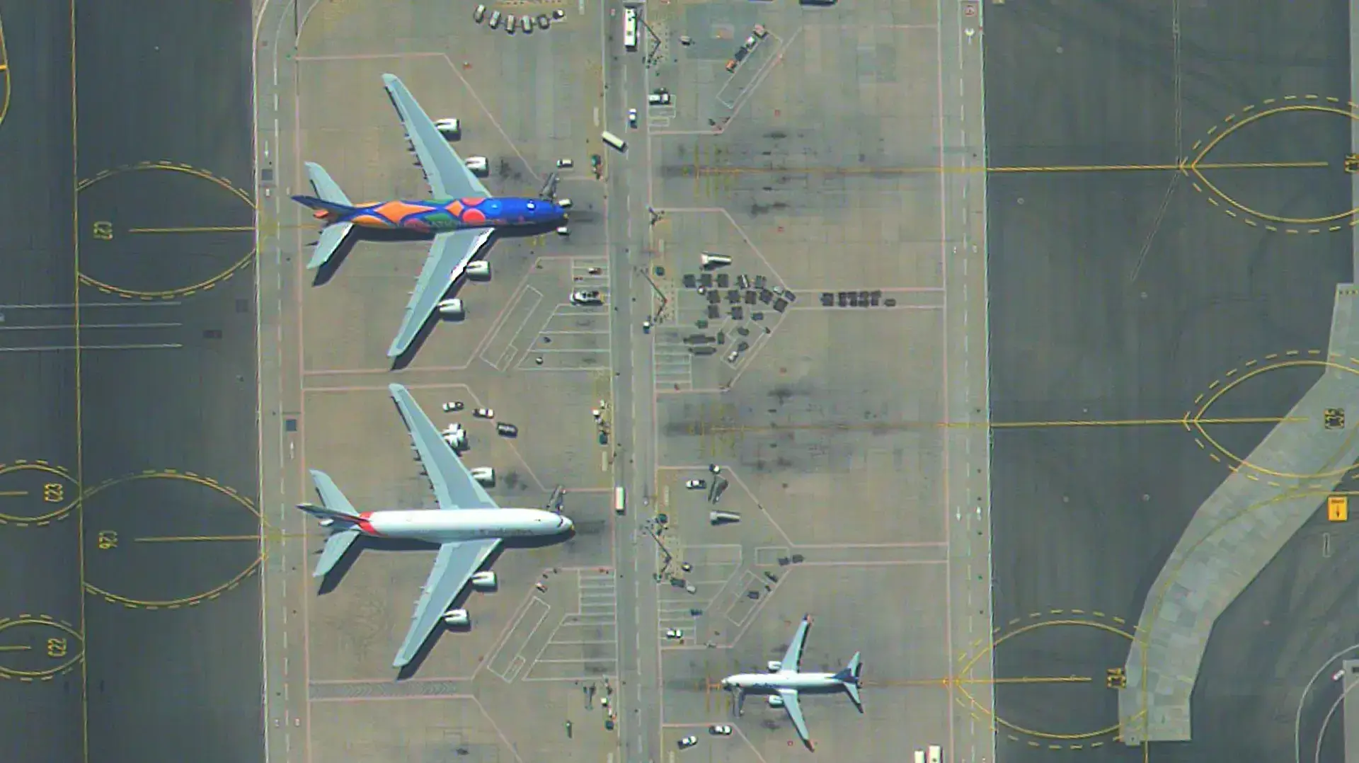 מטוסי אירבאס A380 בשדה התעופה בדובאי צולם בידי לוויין EROS C3