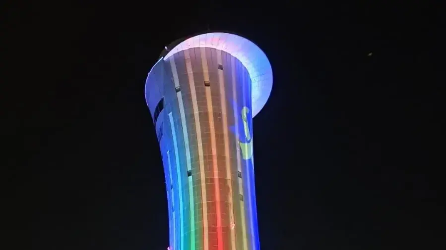 מגדל הפיקוח בנתב"ג הואר בצבעי העדה הדרוזית כהזדהות עם אסון הילדים במג'דל שמס