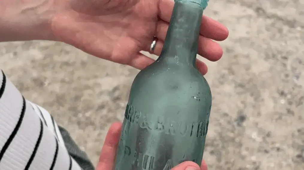 מצאה בחוף הים פתק בבקבוק עתיק