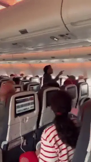 דיילת אייר קנדה צועקת על נוסעים