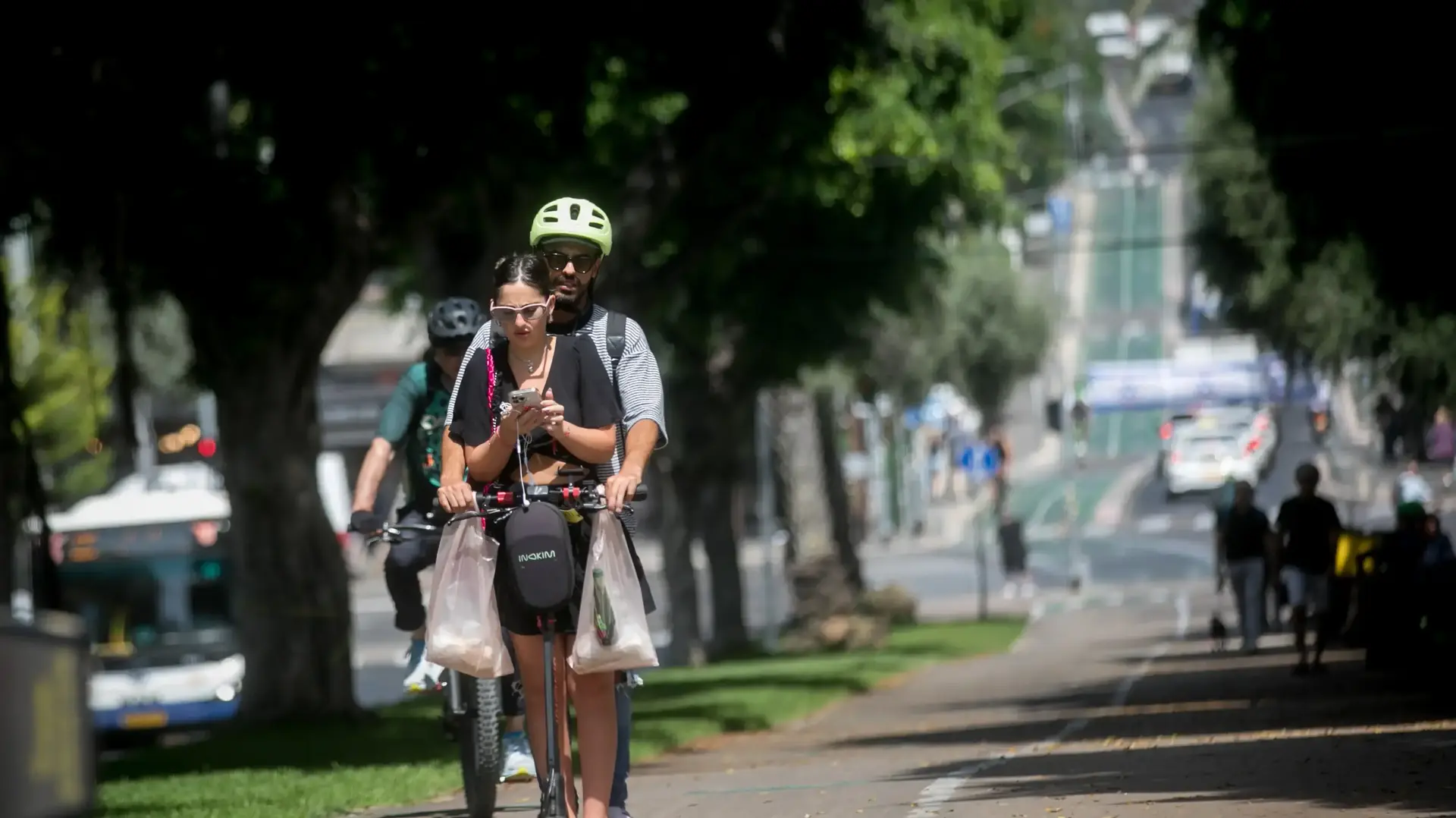 זוג רוכב על קורקינט חשמלי, ת"א, 22 במאי 2024
