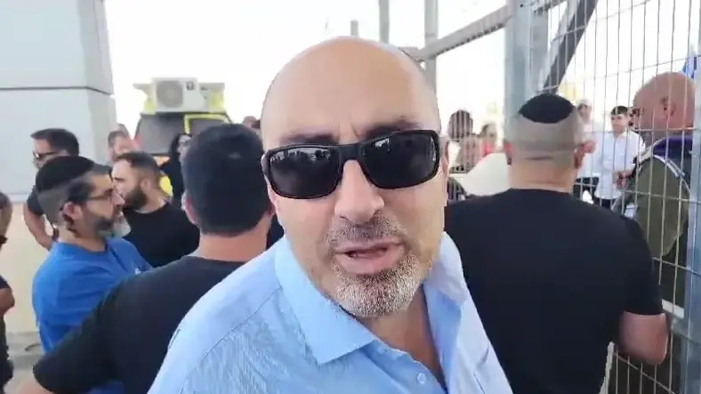 חבר הכנסת ואטורי מחוץ לשדה תימן