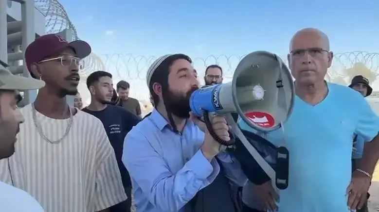 אברהם אקלום בשדה תימן עם צבי סוכות