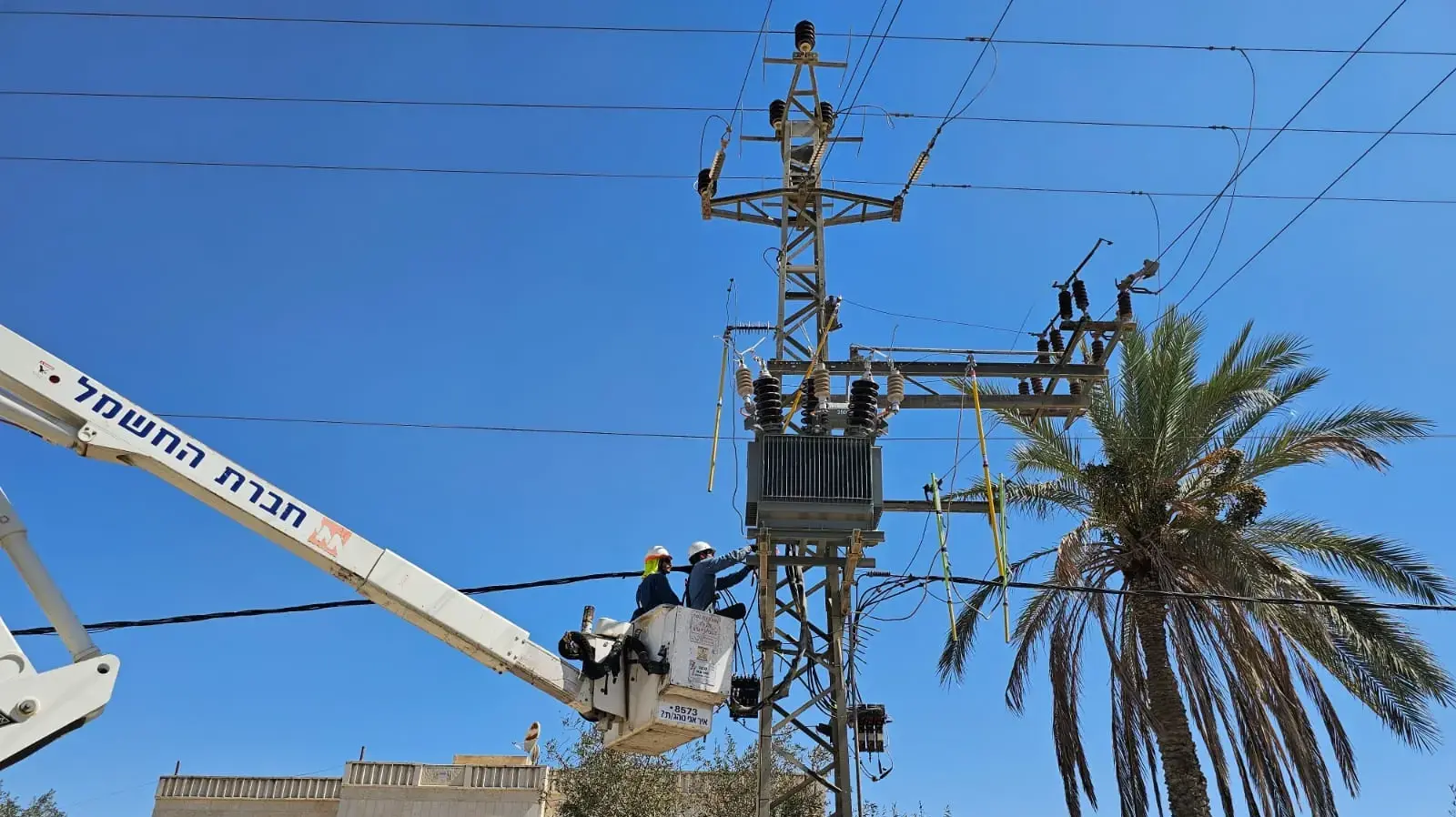 עובדי חברת החשמל משפרים את רשת החשמל בערערה