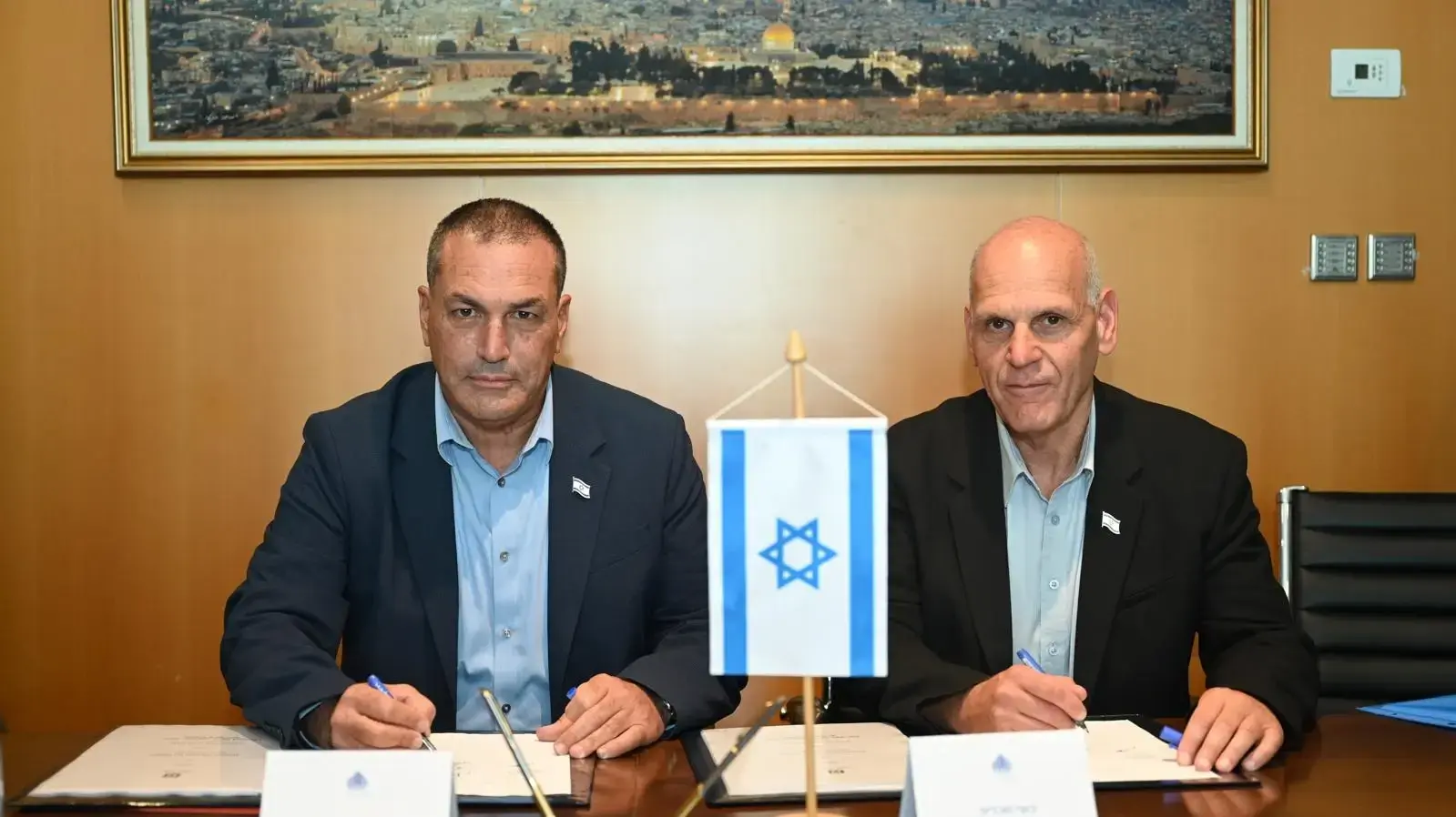בצלאל (בוצי) מכליס, מנכ"ל אלביט (מימין) ואייל זמיר, מנכ"ל משרד הביטחון