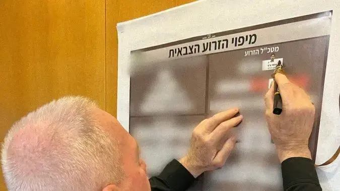 יואב גלנט מסמן איקס על תמונתו של מוחמד דף