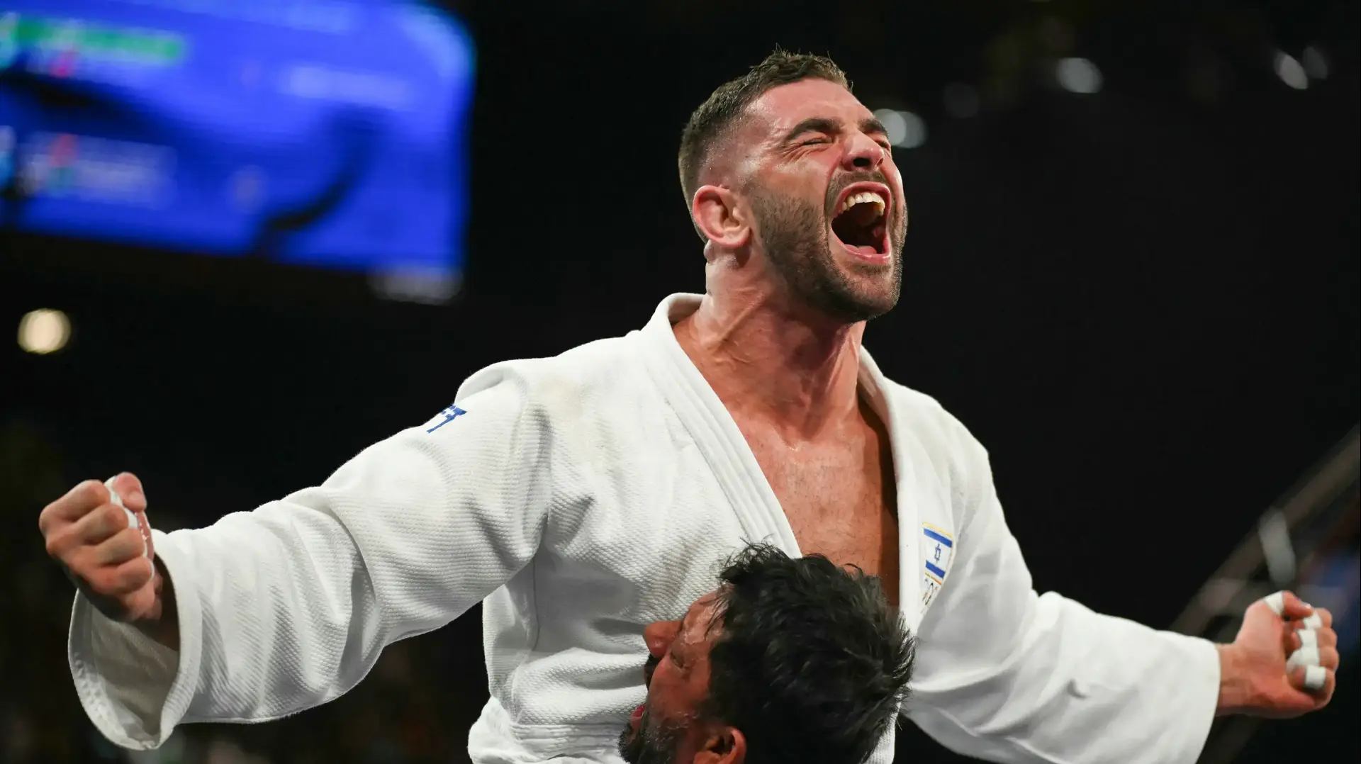 פיטר פלצ'יק מתחבק עם אורן סמדג'ה, פריז 2024
