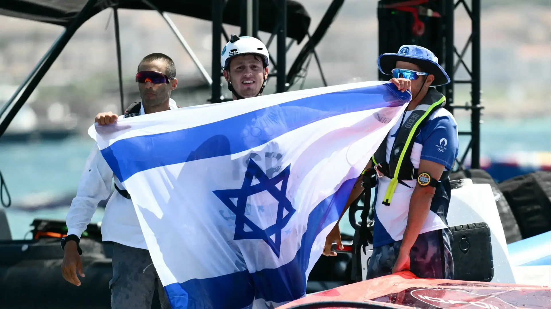 גולש הרוח הישראלי תום ראובני עם דגל ישראל, אולמפיאדת פריז 2024
