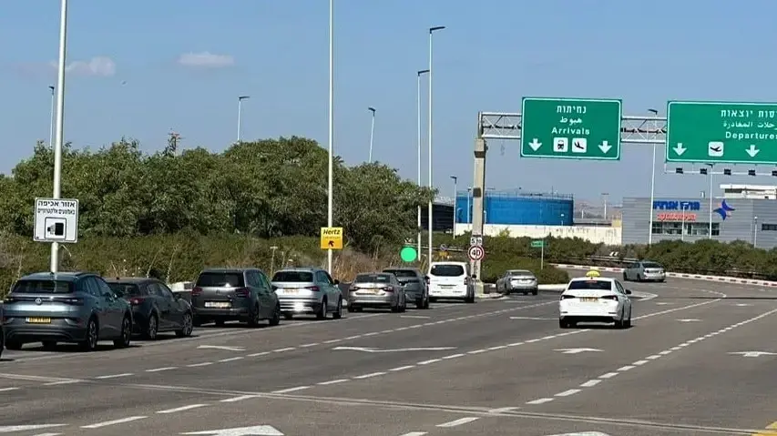 מכוניות חונות בשולי הכביש בנתב"ג