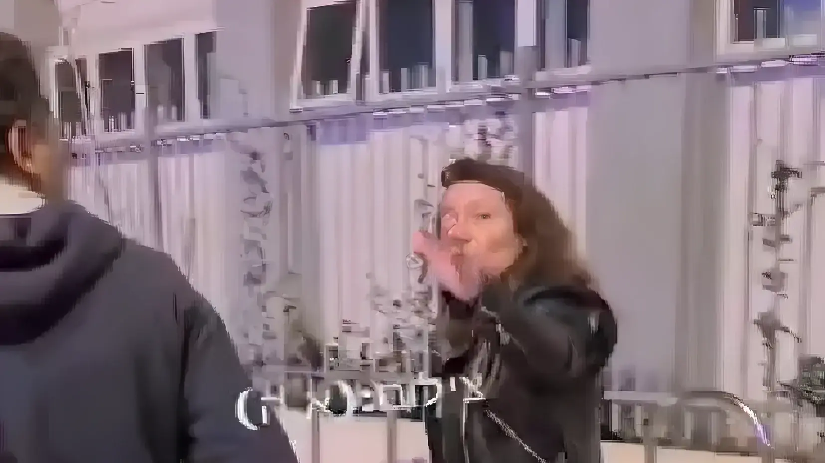 ליטל שוורץ סופגת קללות ממפגין ימני