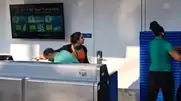 נוסעת שהחמיצה טיסה בשיקגו התפרצה לעבר צוות הקרקע