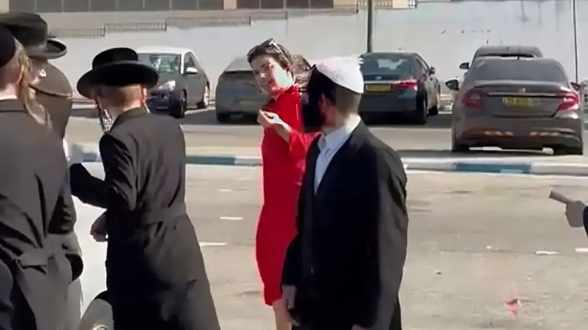 צעקות "שיקצע" וזריקת בקבוקים לעבר העיתונאית מרב סבר בהפגנת חרדים מחוץ לבקו"ם