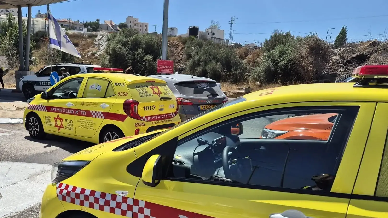 חובשים ופראמדיקים של מד"א מעניקים טיפול רפואי ומפנים לבי"ח הדסה עין כרם, צעירה בת 20 במצב קל מאוד, עם חבלות קלות.