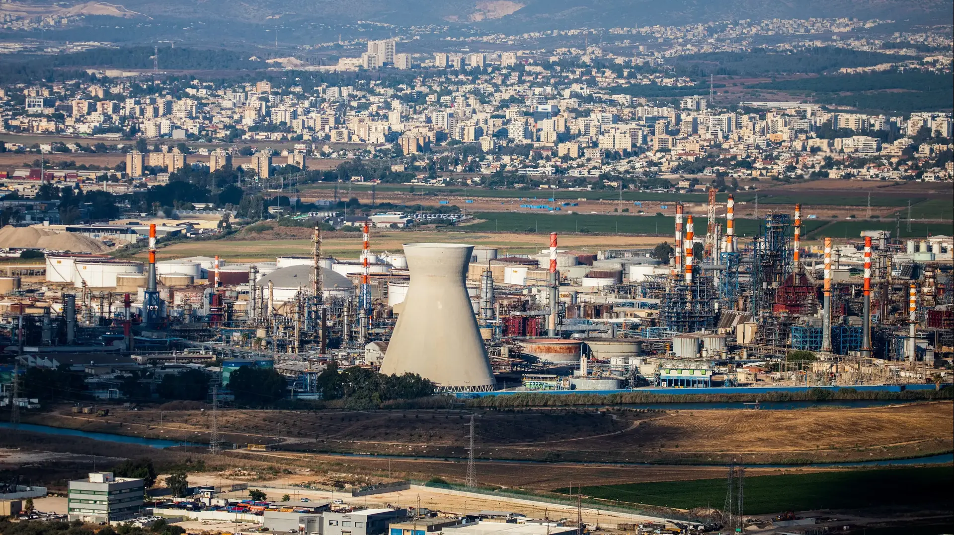 בתי הזיקוק על רקע מפרץ חיפה