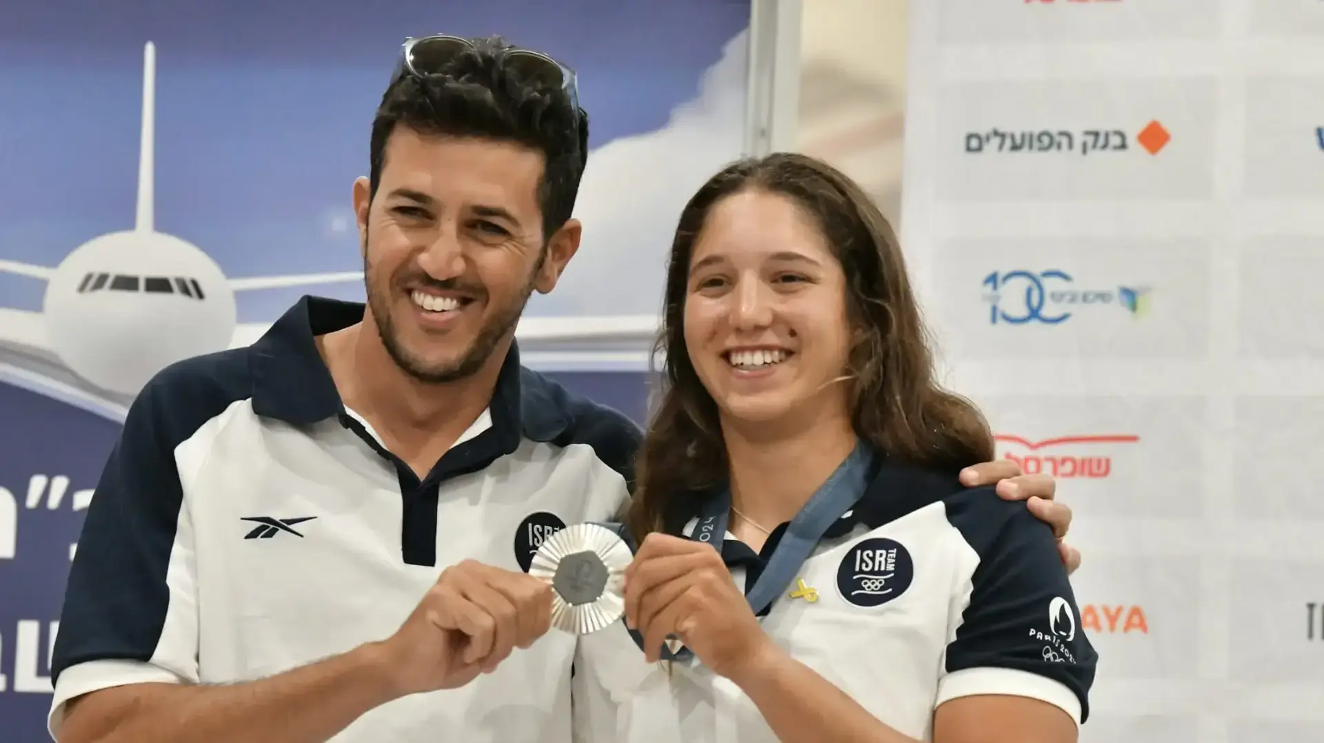 גולשת הרוח שרון קנטור בנתב"ג עם שחר צוברי