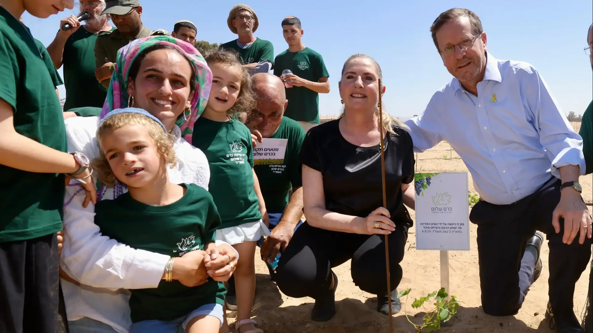הנשיא יצחק הרצוג ורעייתו מיכל, יחד עם שלמה רודב יו״ר דירקטוריון פרטנר, אבי גבאי מנכ״ל פרטנר, יעל גאוני סמנכ״ל תקשורת ורגולציה פרטנר.