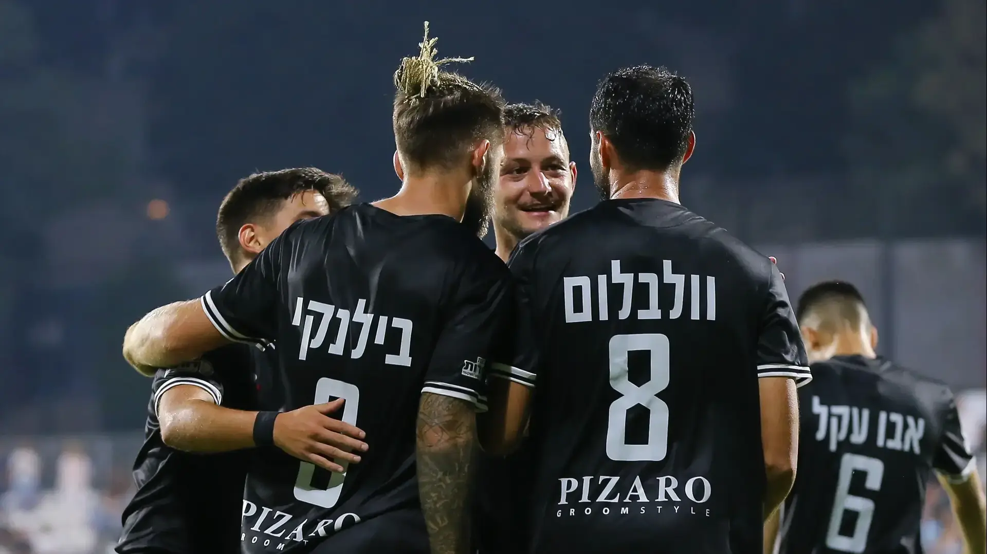 יניב בריק ושחקני עירוני טבריה חוגגים