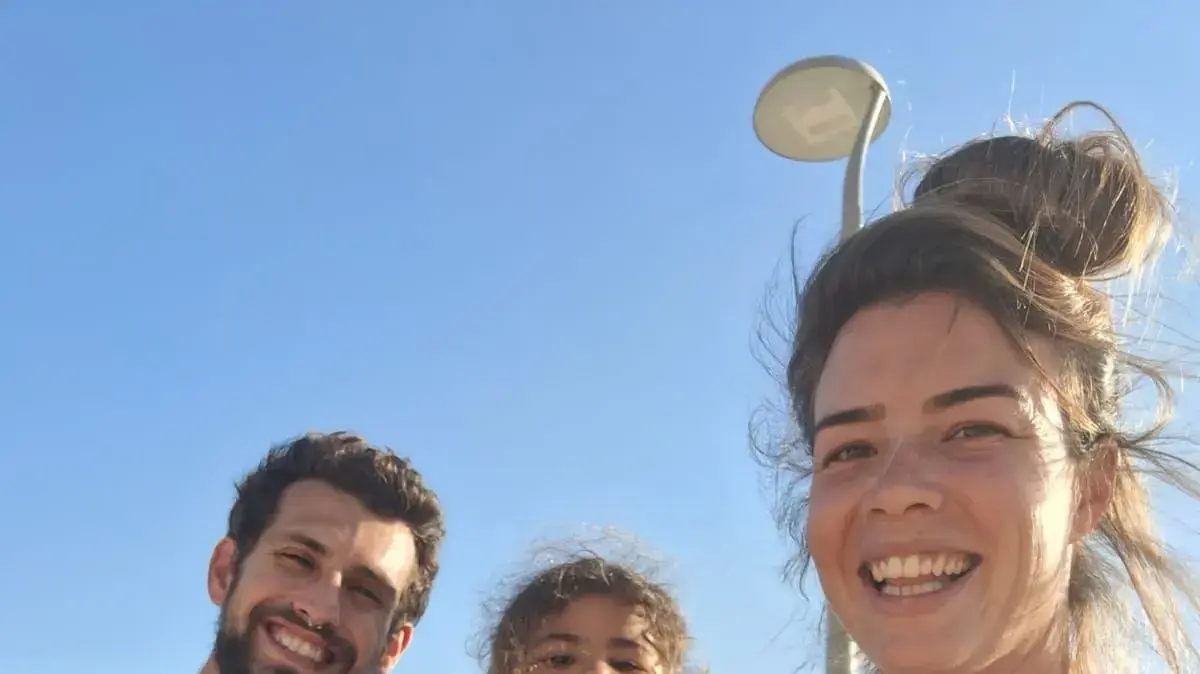 משפחת רגיני מקיבוץ חולית לביתם הזמני בקיבוץ רביבים