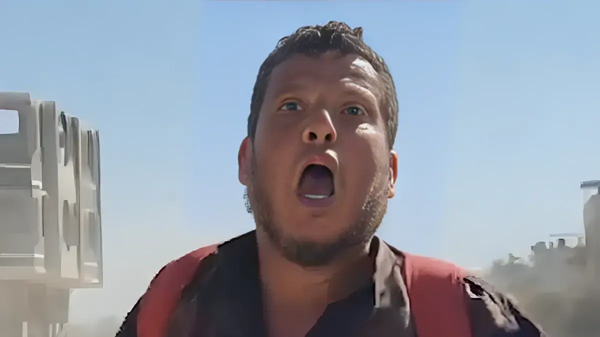 עקור עזתי זועק מול מצלמות הטלוויזיה