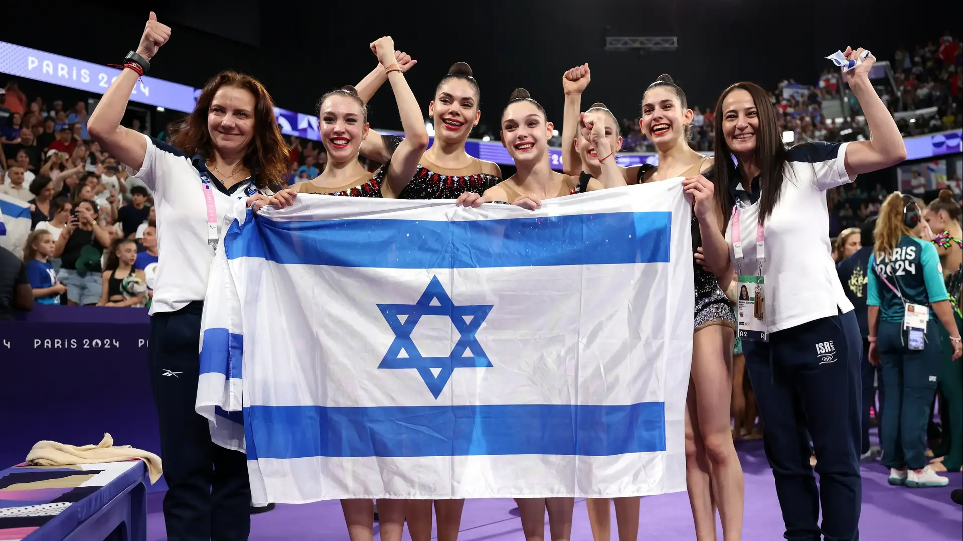 נבחרת ישראל התעמלות אומנותית לאחר השגת מדליות כסף, פריז 2024