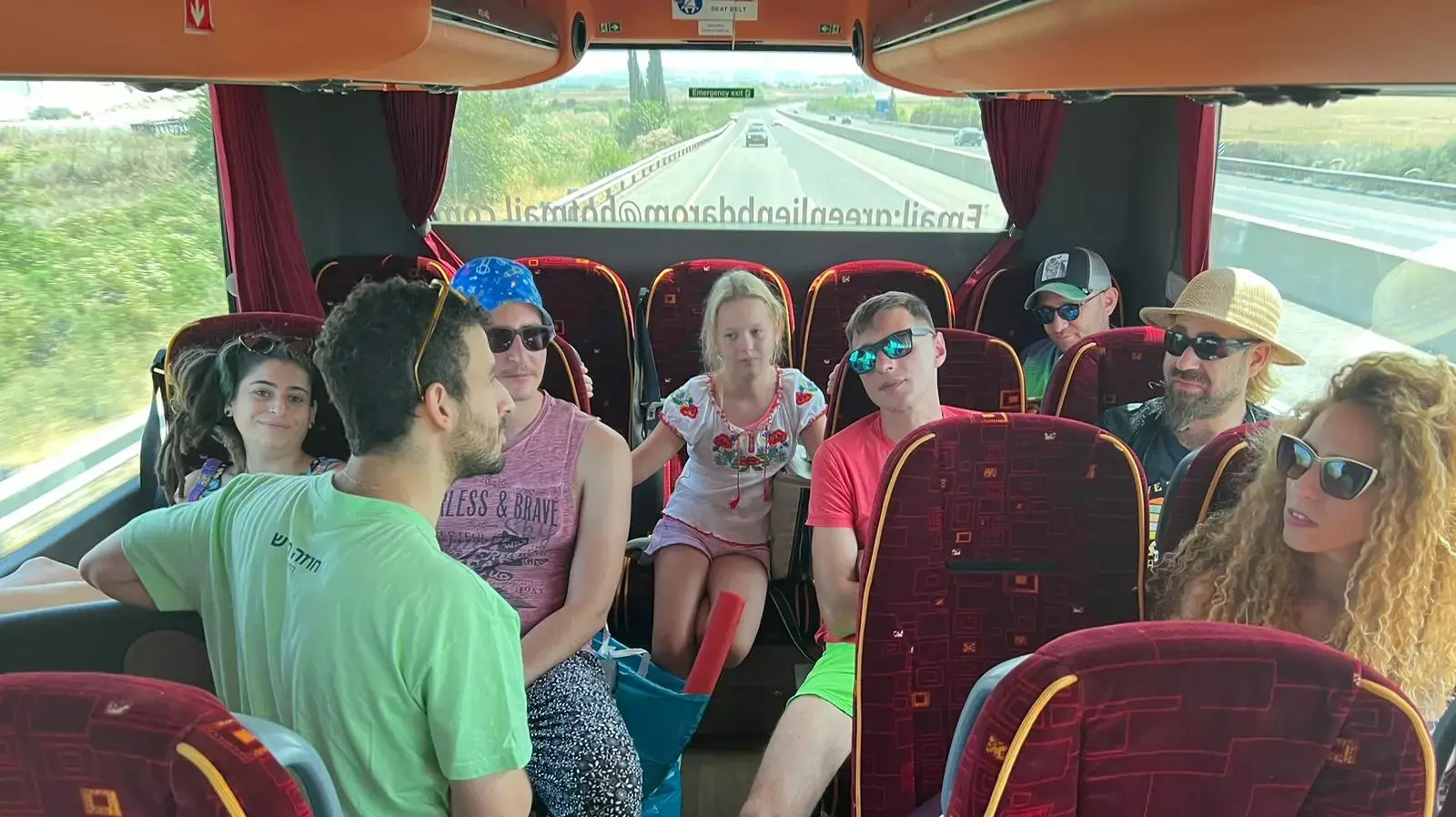 אטיאס עם הנוסעים באוטובוס השבת לחוף