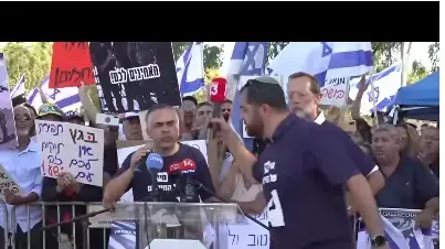 תלישת מקרופון של ערוץ 13