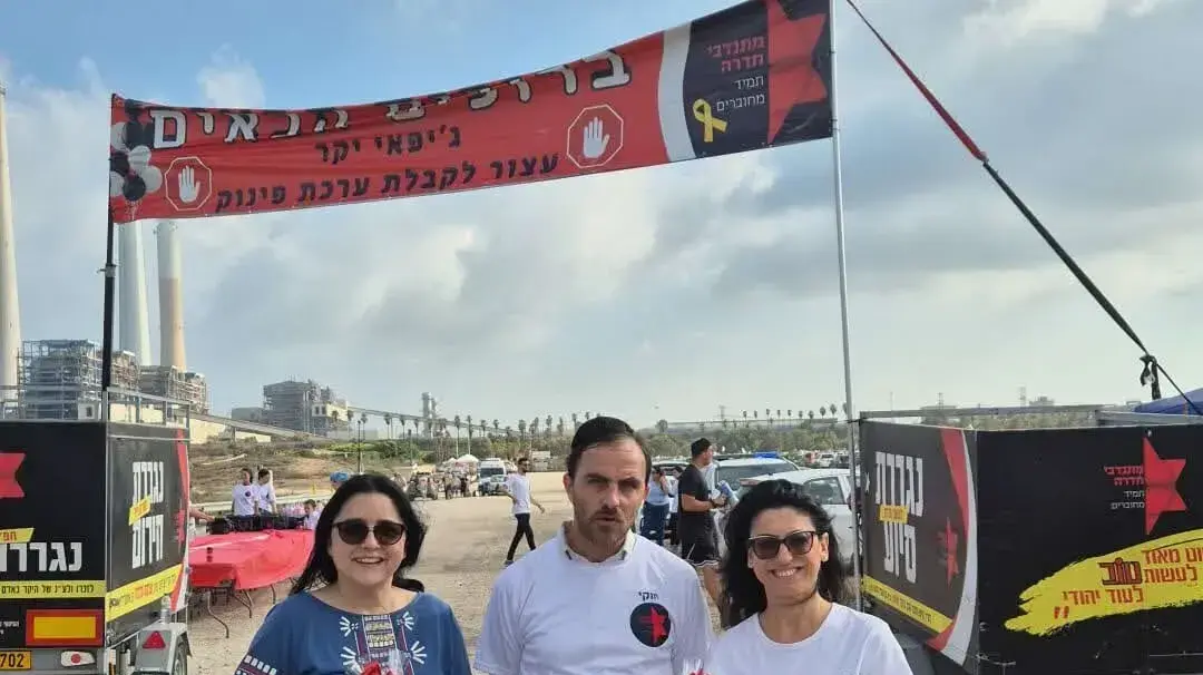 מימין לשמאל: ליזי משה, מנהלת מח' פרטית סניף חדרה, חיזקי מנת, יו"ר עמותת מתנדבי חדרה, 
מאיה אלמליח, בנקאית פרטית סניף חדרה