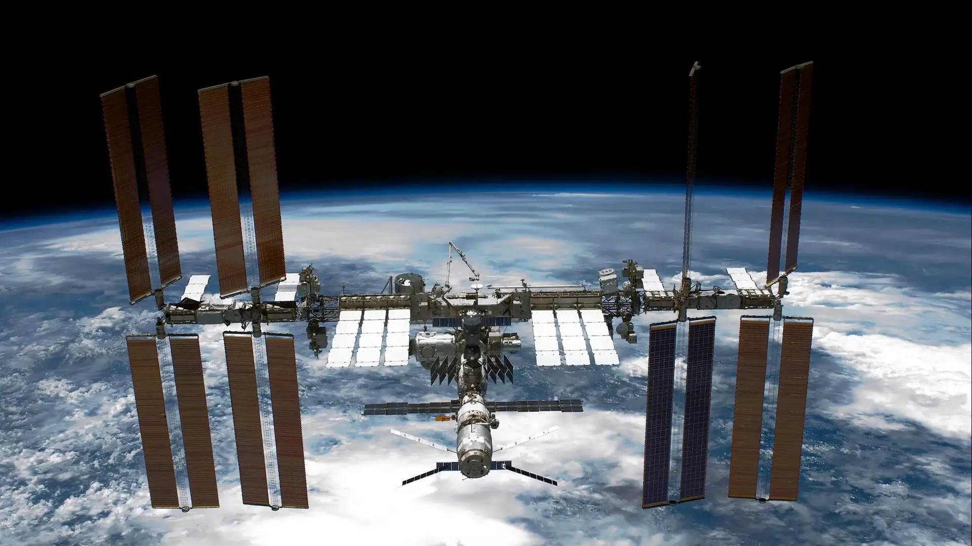 תחנת החלל הבינלאומית (ISS) נראית ממעבורת החלל Endeavour של נאס"א