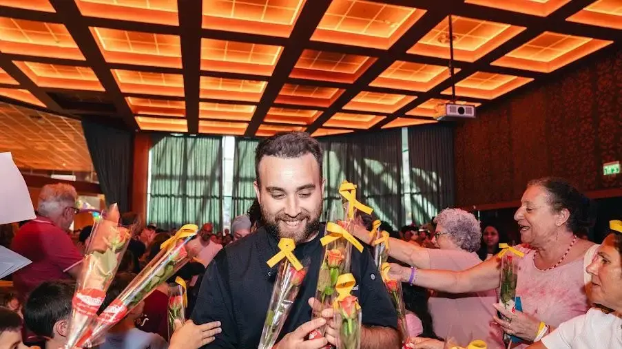 חברי קהילת ניר יצחק מעניקים פרחים לעובדי המלון