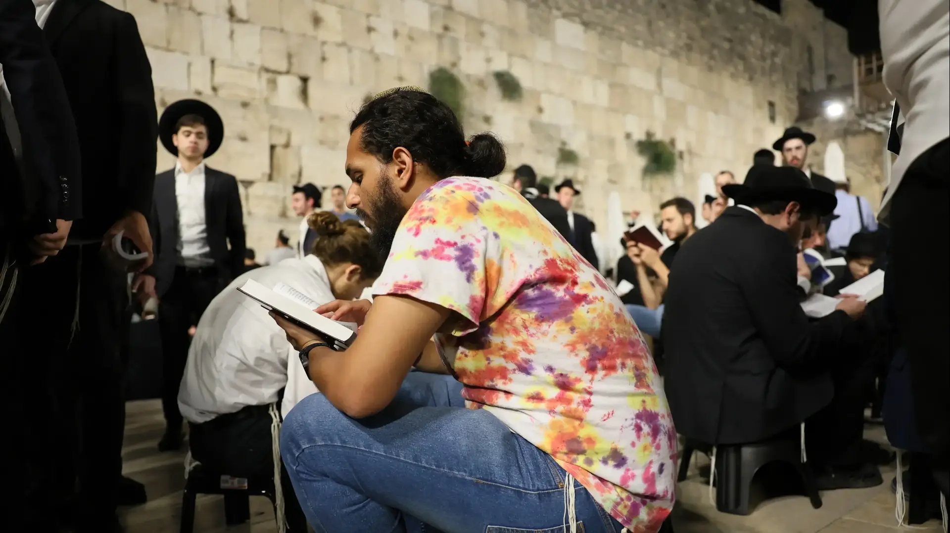 רבבות פקדו את רחבת הכותל לאמירת קינות וקריאת מגילת איכה ומציינים את יום תשעה באב, יום האבל הלאומי של העם היהודי, שבו נחרבו בית המקדש הראשון והשני